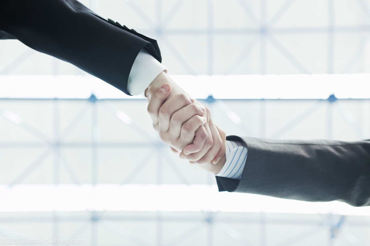 商界握手 廣告設計中的信任與合作象征